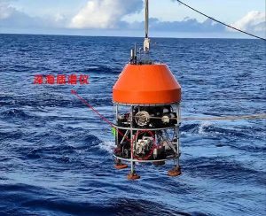 设备搭乘原位实验室完成深海探测任务后出水瞬时。图源|合肥科学岛